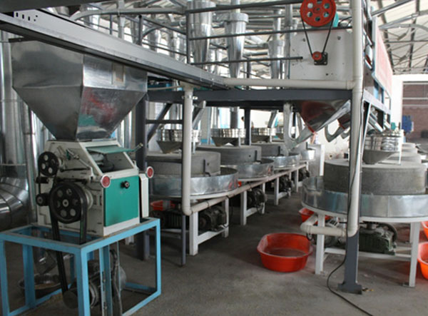 石磨面粉機安裝現(xiàn)場 石磨面粉機安裝現(xiàn)場